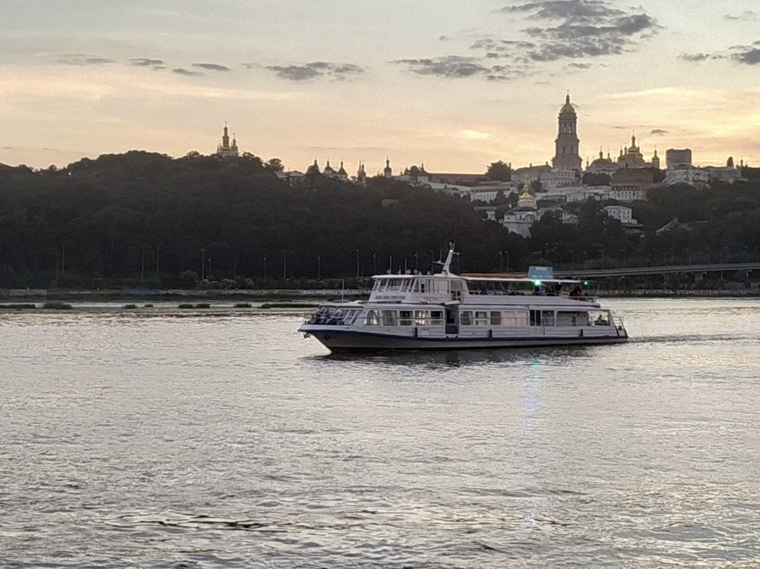 Прогулянковий теплохід порту на Дніпрі на тлі Києво-Печерської лаври